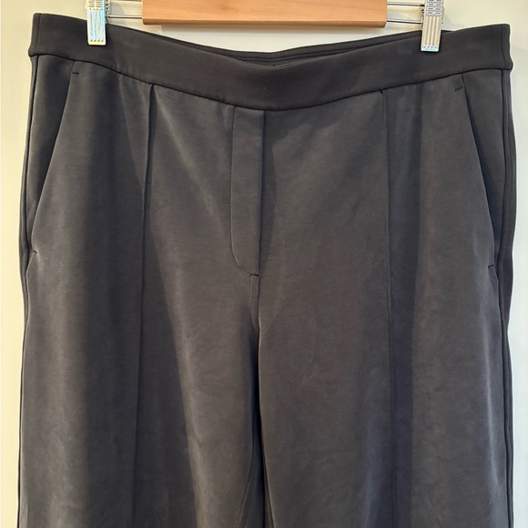 Lululemon Softstreme Pintuck Mid-Rise Pant
Regular size XL - Picture 4 of 9